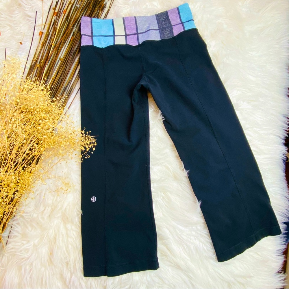 Lululemon Groove Crop reversible 
Black / Quilt 17